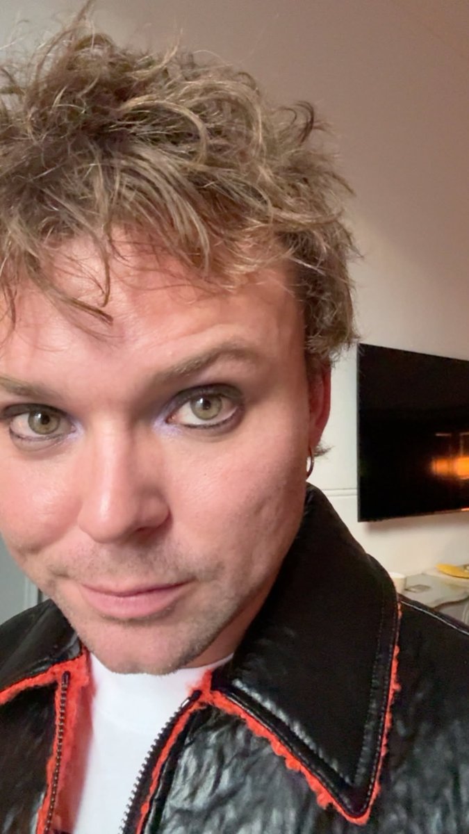 5SOSUpdES's tweet image. ◜📢◞ #INFOSOS — Puedes ver el poder en sus ojos 💅🏻 #AshtonIrwin compartió dos nuevas fotos y un video a través de sus historias 🤠💚

🔗: instagram.com/stories/ashton…

#EVERYONESASTAR! de #5SecondsofSummer:
5secondsofsummer.lnk.to/everyonesastar

#5SOSISNOTOK #YourFavoriteBoyBand