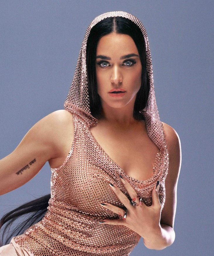 PopRhyme's tweet photo. .@KatyPerry wears @NickiMinaj’s @pinkfridaynails collection in new photoshoot for her upcoming record. 🩷 https://t.co/ml65XMuDpC