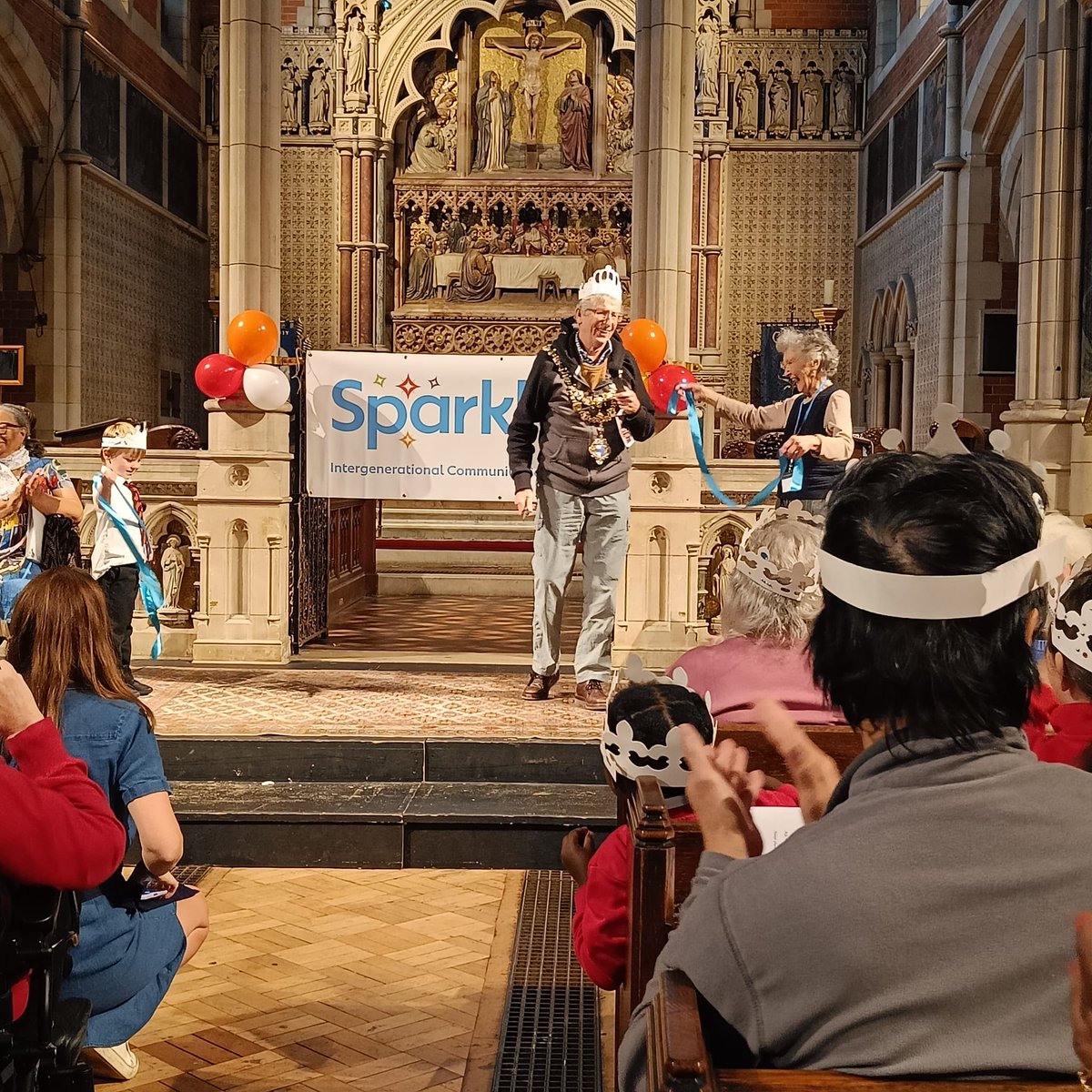WandsworthMayor's tweet photo. Walked over Putney Heath to the @sparkleroehampton launch at Holy Trinity. Sparkle’s 4th intergenerational project—primary kids &amp; their ‘Grand-friends’ having loads of fun! Lunch, crowns &amp; choir singing with Wandsworth Community Transport. Congrats Emma &amp; team! 🎉 https://t.co/VrBYdGfabu