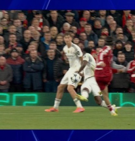 JeffFcb14's tweet image. Tchouameni es el único jugador en el mundo que juega sin manos