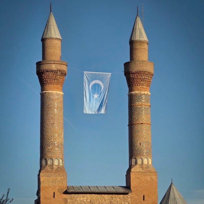 kultiginmedya's tweet photo. Sivas'ta 800 yıllık tarihi minareye Doğu Türkistan bayrağı asıldı. 🇹🇷 https://t.co/PL79s7LSKo