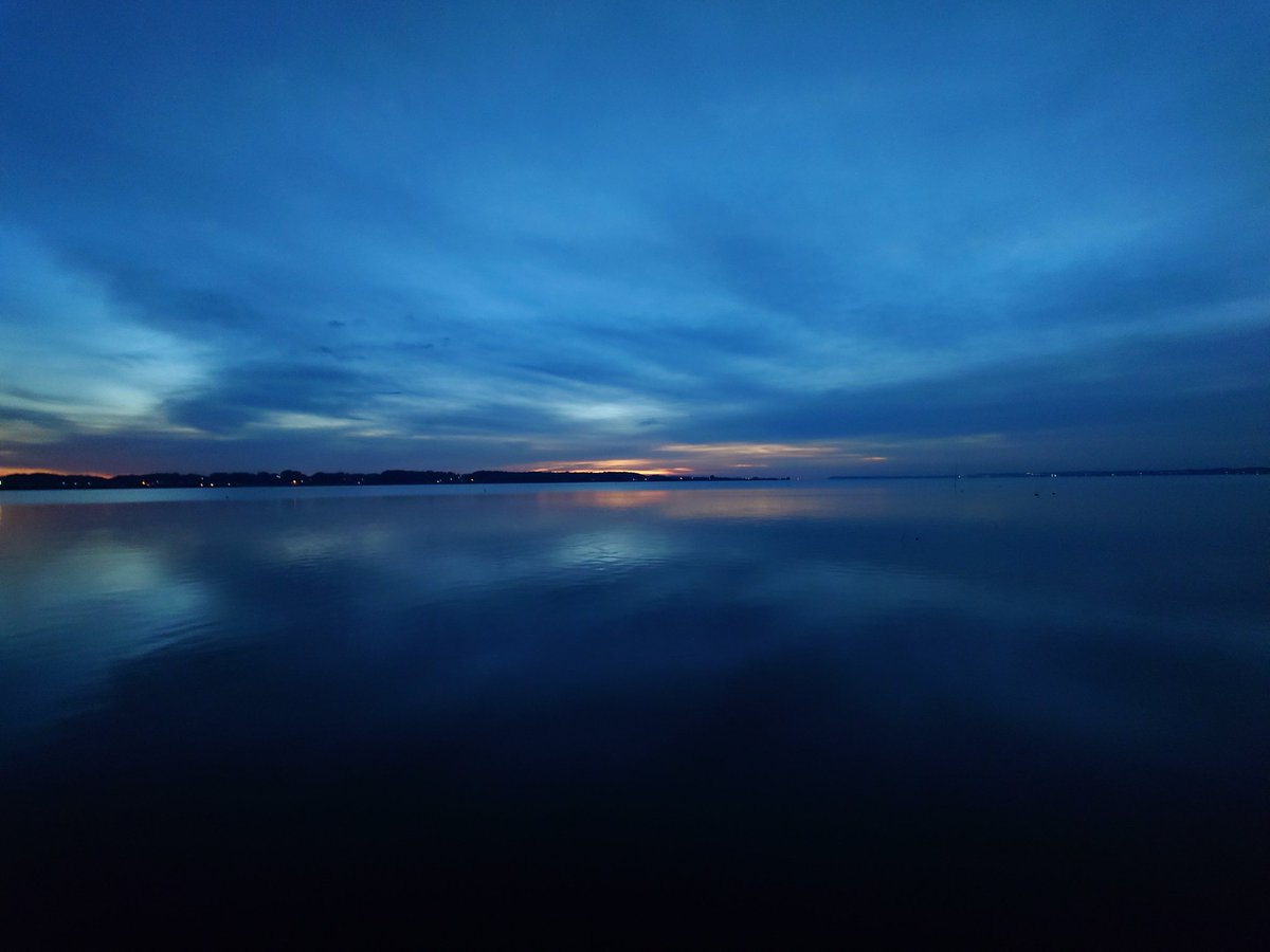 おはようございます☁
霞ヶ浦アサンポ 5:34
外気温 6℃

雲で覆われた空に、ほんのわずかな隙間。その細い切れ目から、橙色の光が湖へ落ちています。

波は静かで、風も声を潜め、
湖面はスクリーンみたいに光を受け止めています。

今朝も有り難い。
すべての生き物が幸せでありますように🙏