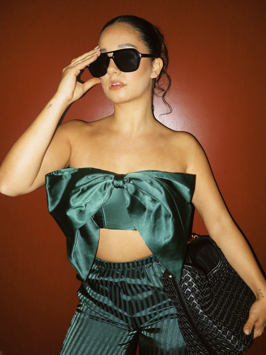 La beauté exceptionnelle de Léna Situation