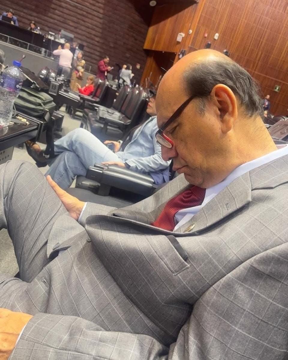 gralaguilar's tweet photo. ¡A la Rorro Niño! Al Diputado nada le quita el sueño 😴
Recientemente se ha viralizado la imagen del Diputado Federal por #MORENA, del Distrito 11 de #Coatzacoalcos, Isidro Enrique Villegas García; dormido en plena @Mx_Diputados  se estima que el sueldo mensual del diputado es más de $150 000.00 pesos, hijo de tu reputísima madre  Coatzacoalcos sumido en la violencia igual que todo Veracruz y México.
