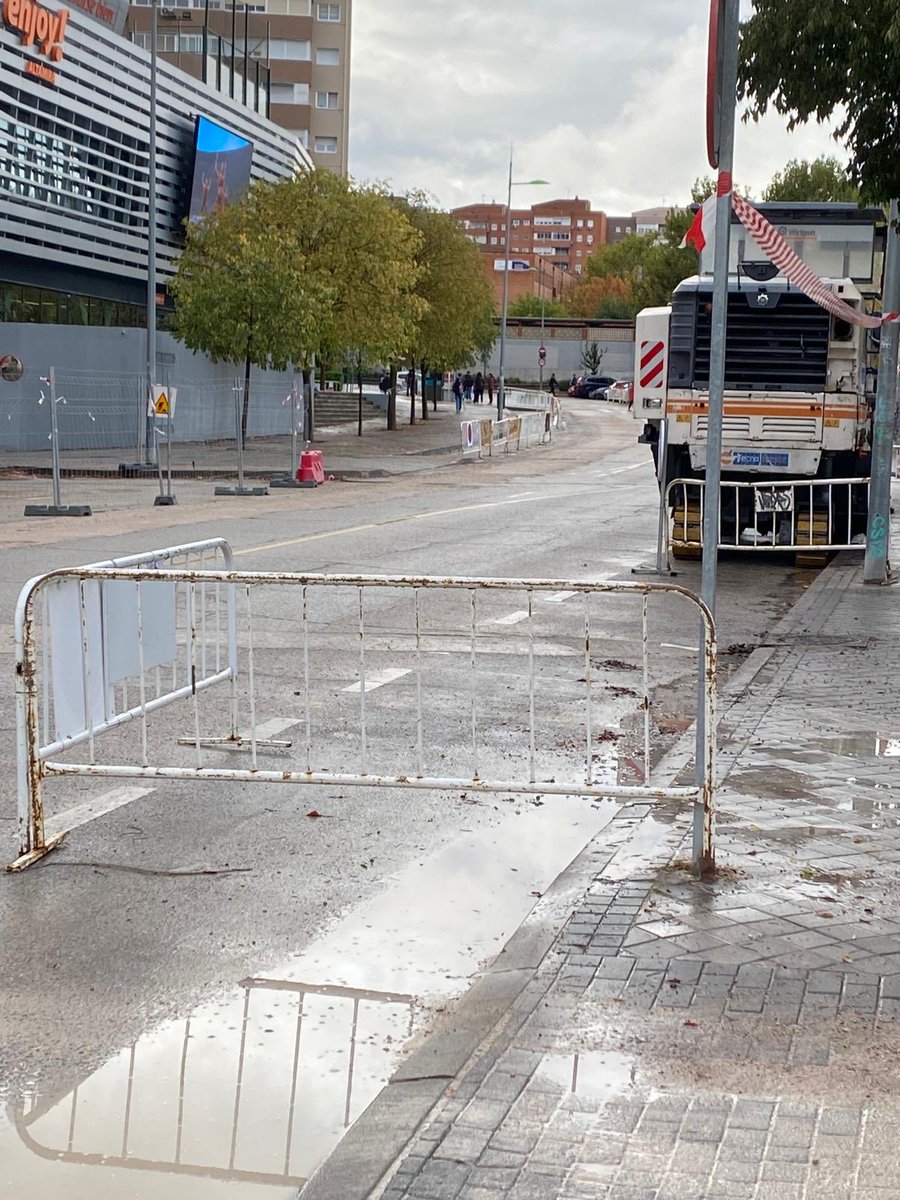 ¿Quien controla las obras que esta realizando el <a href="/CanaldeIsabelii/">CanalYII</a> en Fuenlabrada? Meses de obras en el entono de av de España y C/ Barcelona, se cierran y abren zanjas, días para asfaltar calles sin señalizar. Reclamamos al <a href="/AytoFuenlabrada/">Ayuntamiento de Fuenlabrada</a> que haga un seguimiento