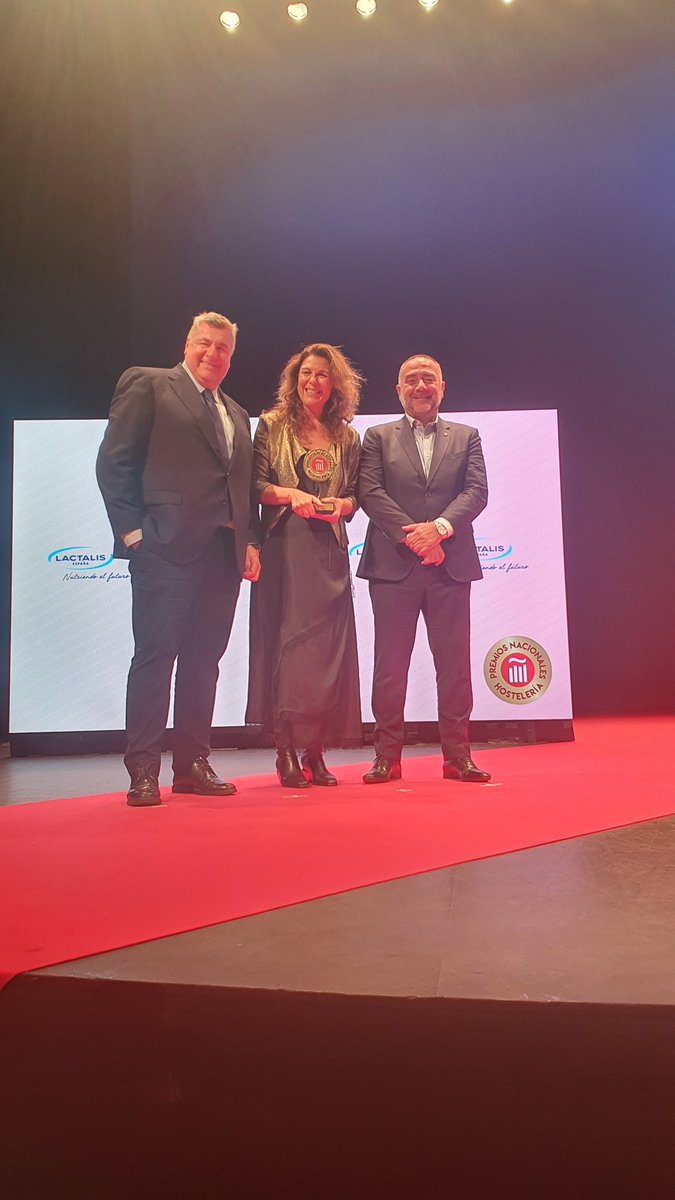 🏆 𝗔 𝗟𝗔 𝗘𝗡𝗧𝗜𝗗𝗔𝗗 𝗢 𝗜𝗡𝗦𝗧𝗜𝗧𝗨𝗖𝗜𝗢́𝗡

🏅 Lo recoge María Ritter, directora de <a href="/GuiaRepsol/">guiarepsol</a> 

🤝 El premio lo entregan Ramón Fernández Marrube, director comercial de <a href="/lactalis_es/">Grupo Lactalis España</a> ; y Mikel Ubarrachena, vicepresidente de Hostelería de España. 

👏 ¡Muchas