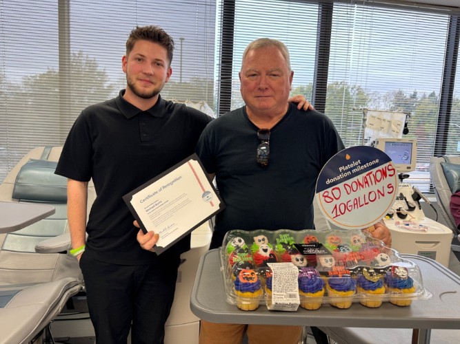 A huge congratulations to platelet and blood donor Michael B., who just celebrated an incredible 10 gallons donated! 👏👏

Thank you, Michael, for showing us what dedication looks like and for helping countless patients through your generosity.