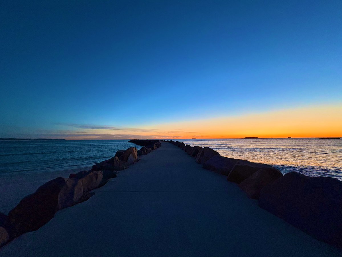 NewyBeachBum's tweet image. Day 5: Doing it for Lee. #WorkoutForWomen #GML

Warmer in than out this morning. Happy Wednesday. 💙☀️🌊

#Sunrise #SaltTherapy