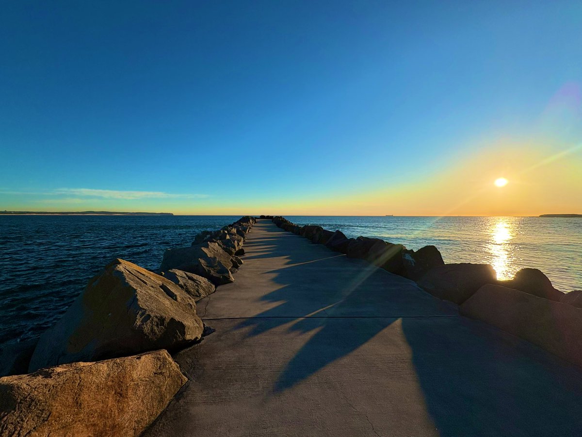 NewyBeachBum's tweet image. Day 5: Doing it for Lee. #WorkoutForWomen #GML

Warmer in than out this morning. Happy Wednesday. 💙☀️🌊

#Sunrise #SaltTherapy