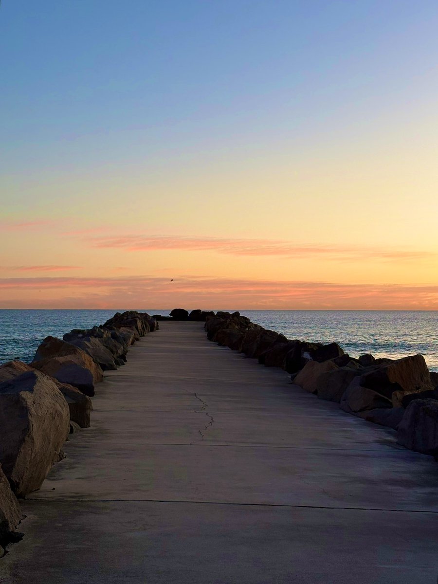 NewyBeachBum's tweet image. Day 5: Doing it for Lee. #WorkoutForWomen #GML

Warmer in than out this morning. Happy Wednesday. 💙☀️🌊

#Sunrise #SaltTherapy