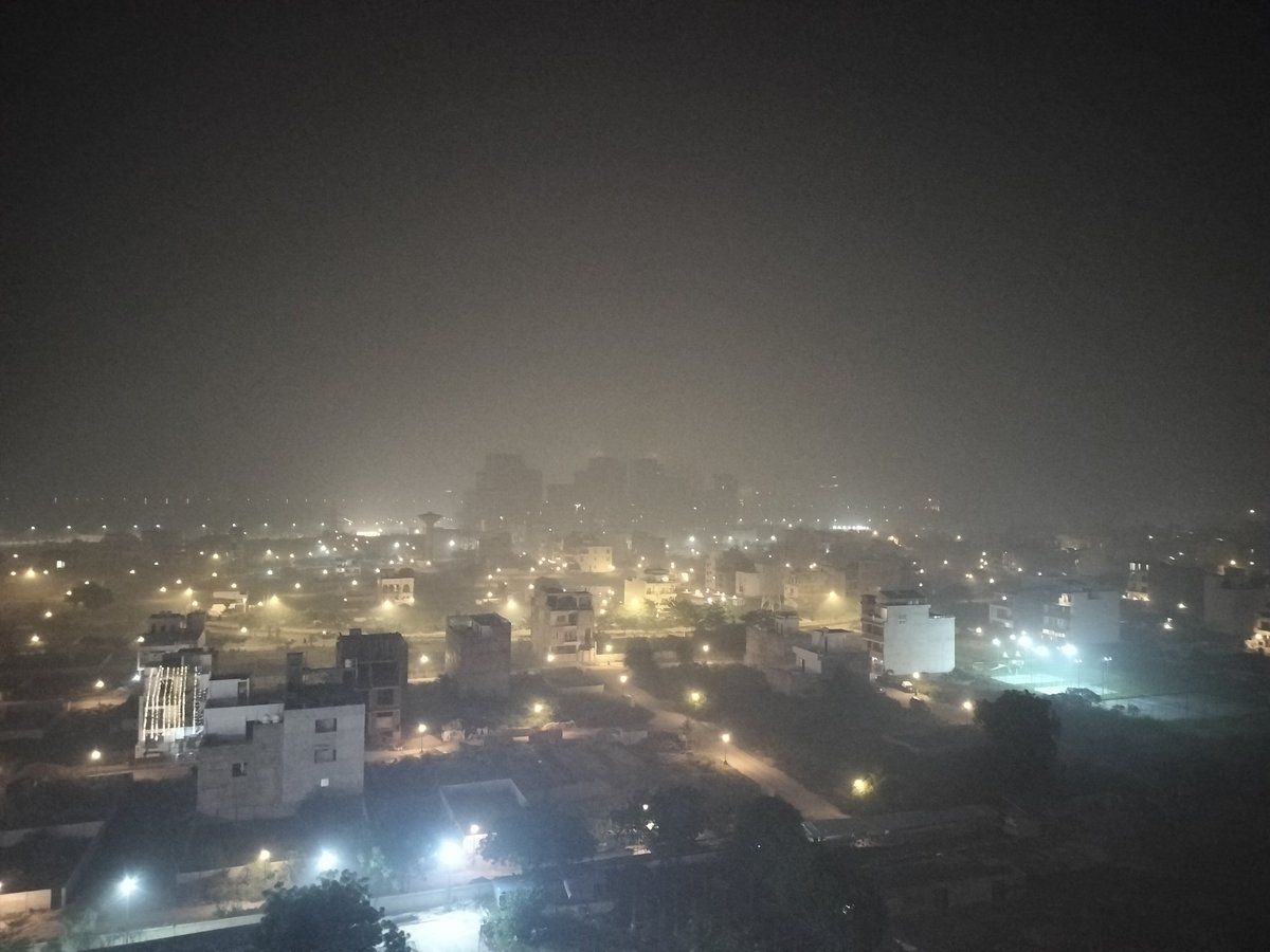 > This isn’t fog.
This is 2AM in Lucknow.

When cities start vanishing in their own air, you know it’s no longer a Delhi problem — it’s an India problem.
#AirPollution #LucknowSmog #CleanAirNow #AQI #Smog #Lucknow #Delhi #HealthEmergency #Modi #YogiAdityanath