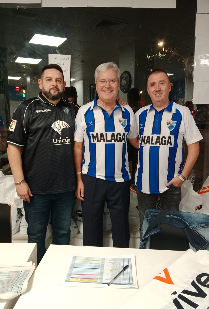 puniversitariam's tweet photo. Toda una vida ligada al @MalagaCF como jugador, entrenador, consejero, delegado de campo, entrenador y directivo del @MalagaCFemenino así como responsable de @MLGcfForever recibe merecidamente su #CamisetaHomenajePeiró @manuelhdeznava 

¡Gracias por una vida consagrada al Málaga! https://t.co/raFRwSjBwz
