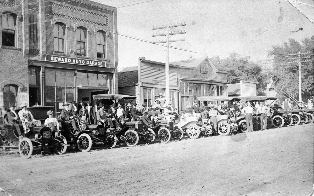 redivider's tweet photo. #DavesCarIDService I purchased this never-mailed RPPC recently. This publicity shot for the Seward (Nebraska) Auto Garage lined up five pairs of autos, perhaps with their owners. I'd love to know the five models. https://t.co/6DXsylCVvB
