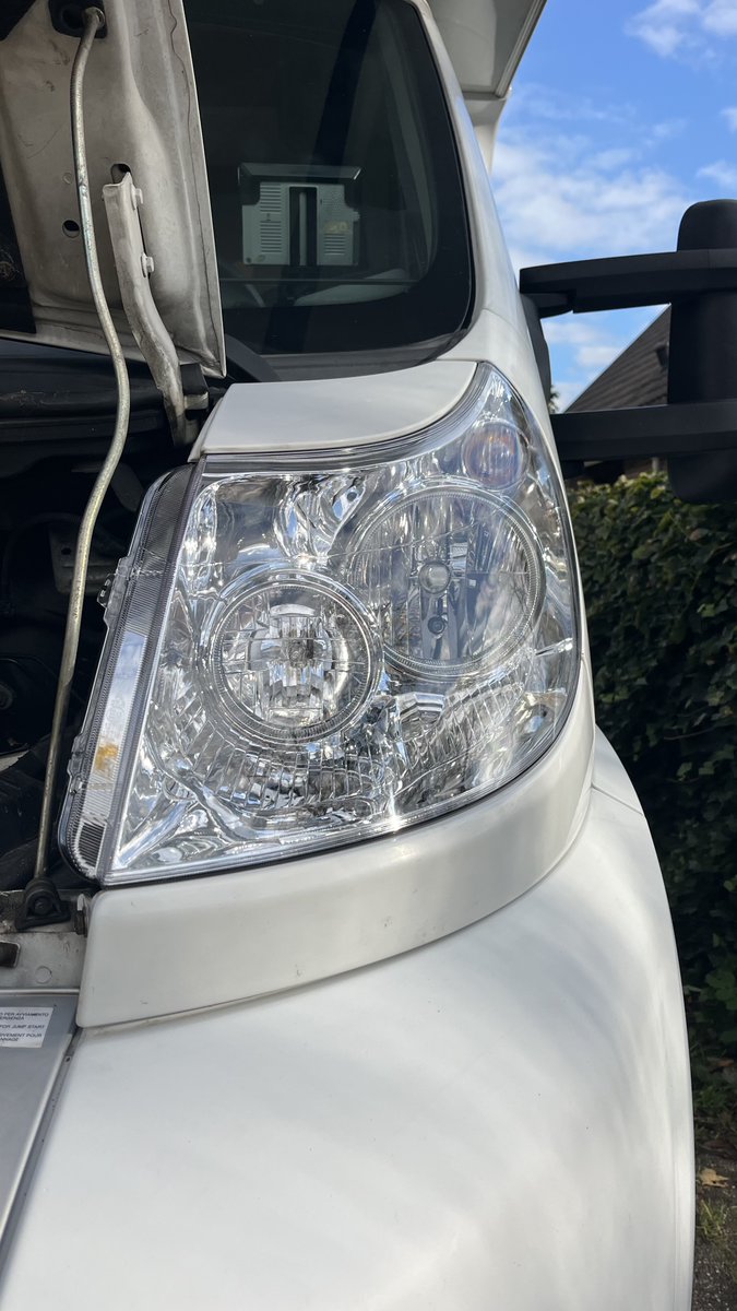 Onze #camper heeft weer een paar nieuwe, glanzende, koplampen gekregen. #onderhoud #fiat #ducato #fiatducato #dethleffs webwings.nl/?p=2483