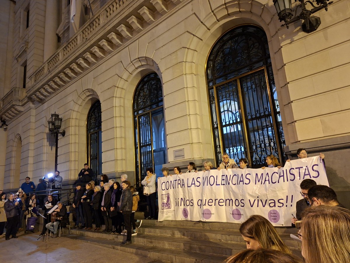 En Zaragoza, esta tarde de #marteslila se tiñe de negro!  Eugenia, 49 años,  ha sido asesinada hoy en nuestra ciudad! 
Decimos #BastaYa #ViolenciaMachista
#NiUnaMenos #NiUnPasoAtrás 
#NosQueremosVivas