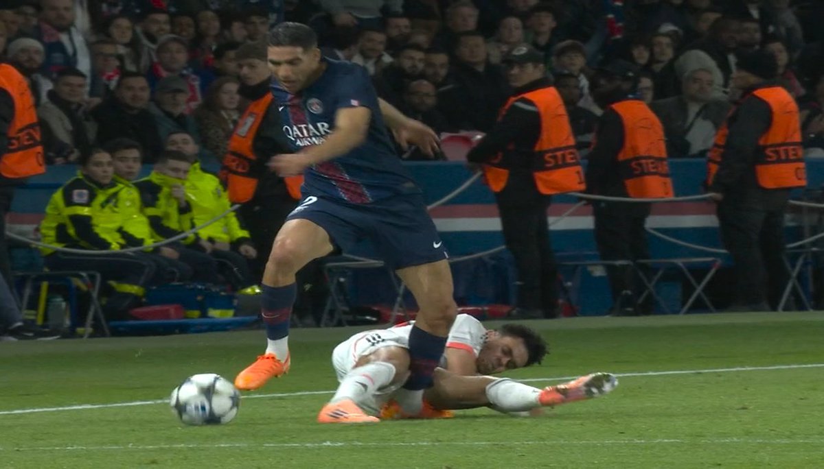 iMiaSanMia's tweet photo. Hakimi is injured after a strong challenge by Luis Díaz. VAR review for a possible red card https://t.co/63gYZrcMg9