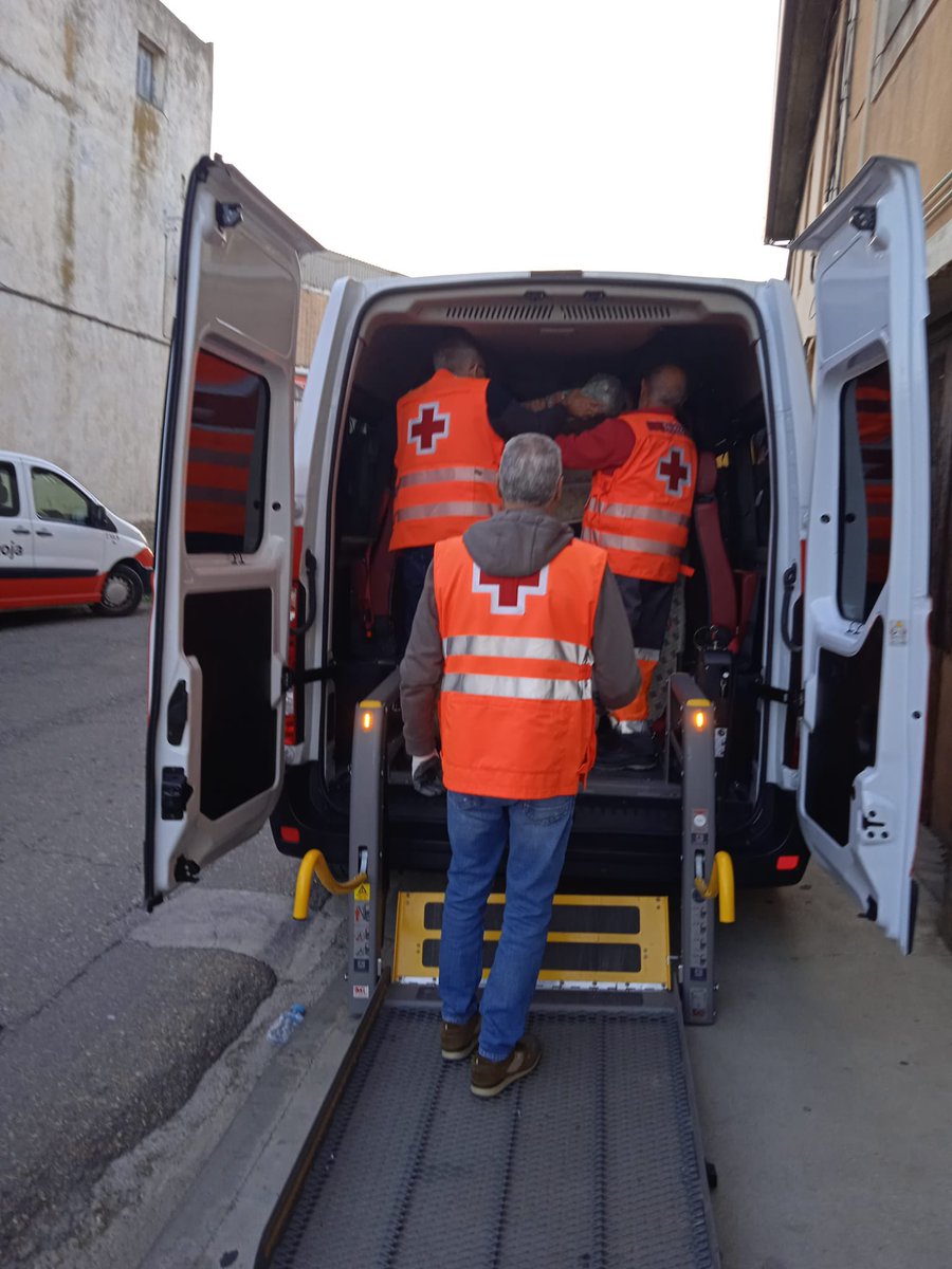 CruzRojaCRAE's tweet photo. 🔴🔴 En el día de hoy, respondemos a una emergencia social y desde @CruzRojaCRAE proporcionamos a una familia de 7 miembros que viven en la localidad de #Gallur, colchones, mantas, sábanas y productos de primera necesidad.
#riberenodigital
#cruzrojacrae https://t.co/dGzUuD6TZy