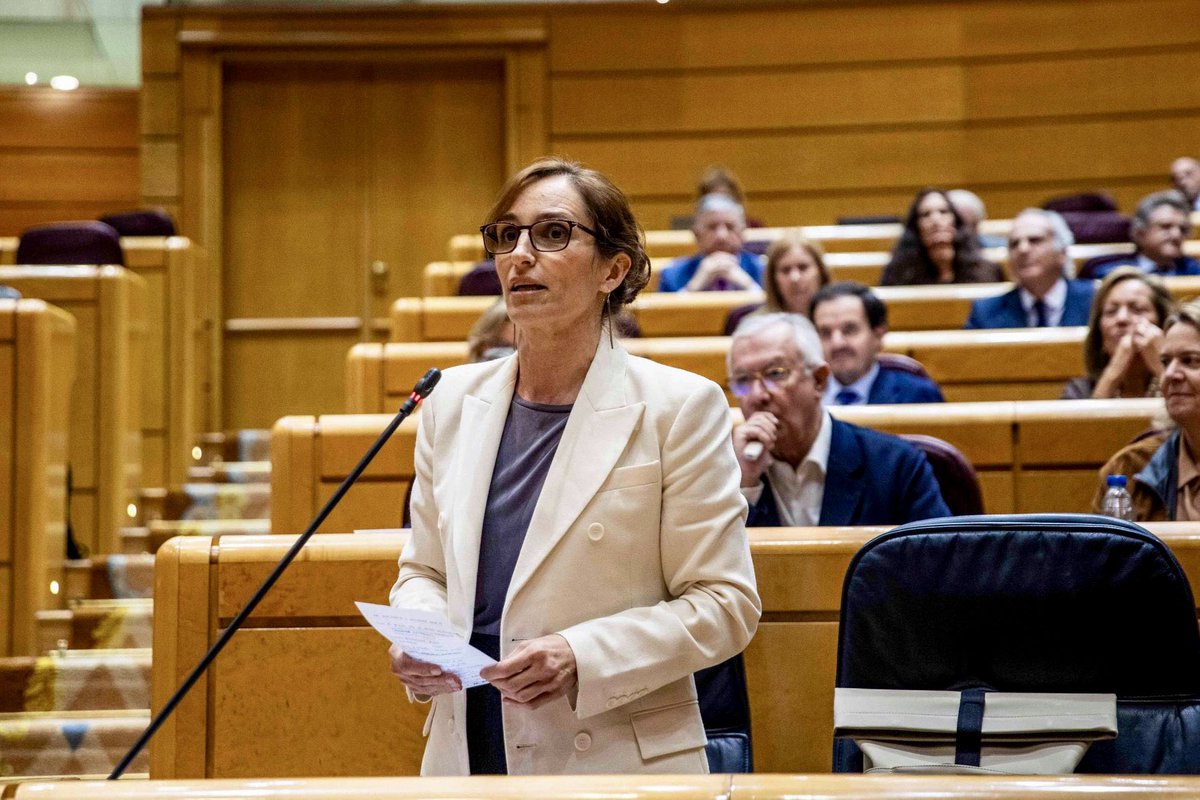 No están permitidos en el parlamento, pero la imagen evidencia cómo los nuevos dispositivos pueden volver a normalizar gestos superados.

Hace décadas aquí se fumaba y hoy parecía impensable. Por eso estamos ampliando regulación, equiparando al tabaco y sumando espacios sin humo.