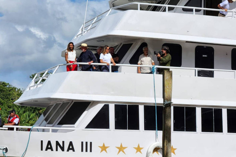🌱 Lula discursa sobre sustentabilidade… hospedado num barco que queima até 150 litros de diesel por hora.
A Amazônia que lute.