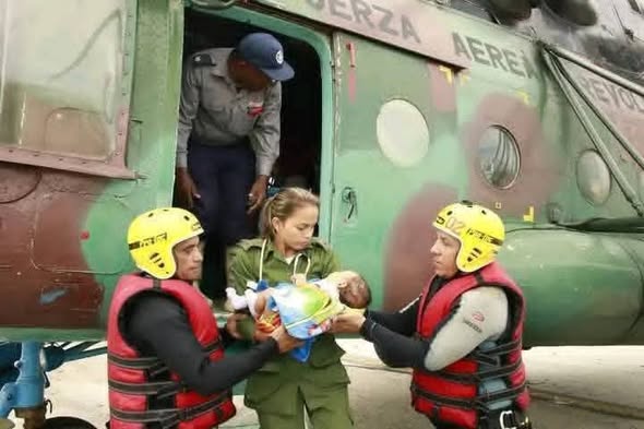 cubacolabora's tweet photo. Todo nuestro reconocimiento a los combatientes de @MinfarC y el @minint_cuba que con admirable destreza y con indiscutible heroísmo, rescatan a miles de compatriotas atrapados por las inundaciones que provocó #Melissa en su devastador paso por el Oriente de #Cuba.@cubacolabora https://t.co/DkCyLWf5EN