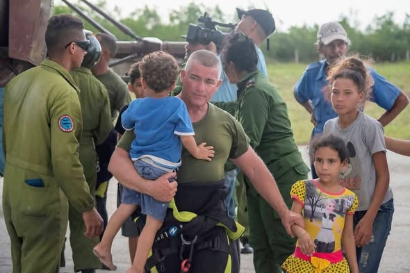 cubacolabora's tweet photo. Todo nuestro reconocimiento a los combatientes de @MinfarC y el @minint_cuba que con admirable destreza y con indiscutible heroísmo, rescatan a miles de compatriotas atrapados por las inundaciones que provocó #Melissa en su devastador paso por el Oriente de #Cuba.@cubacolabora https://t.co/DkCyLWf5EN