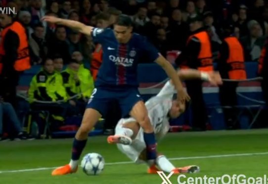 JokerLaporta's tweet photo. 🟥 a Luis Díaz por la entrada por detrás a Achraf con las 2 piernas // 🟨 a Raphinha y Koundé por 2 acciones idénticas y con más dureza 

No es fútbol, es LaLiga mugrienta, podrida, corrupta y adulterada de @Tebasjavier y los pagos de Laporta al @CTARFEF. #ChampionsLeague #UCL https://t.co/eDIwPBSYF0