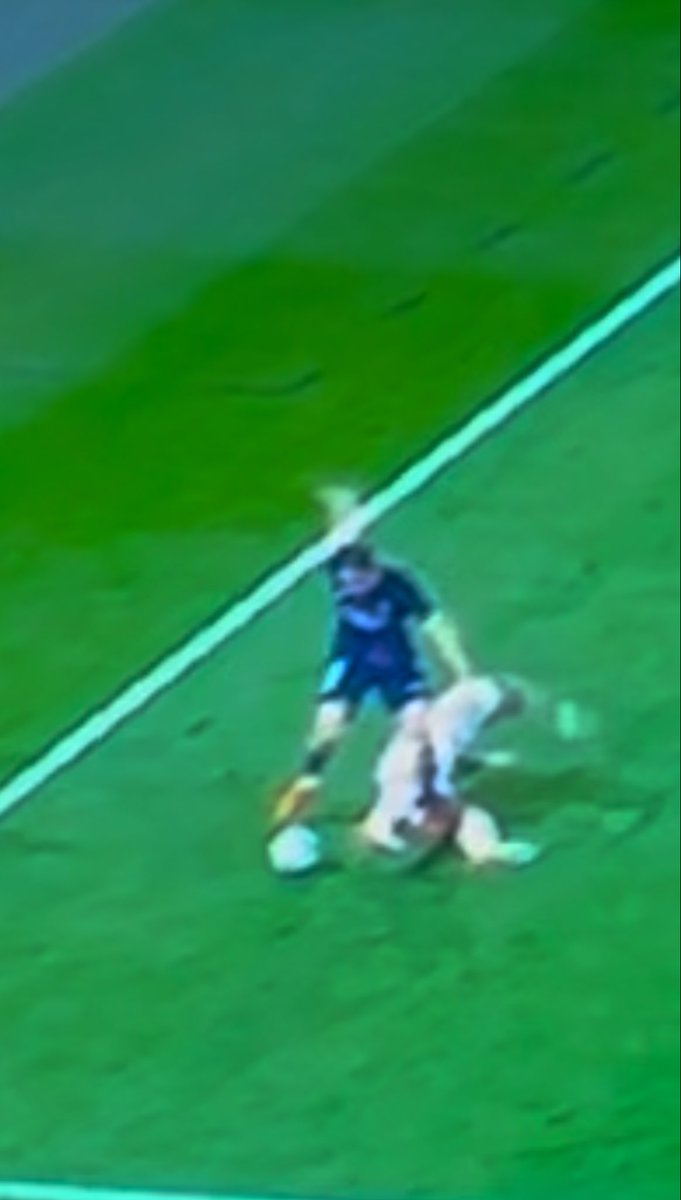 #UCL #PSGFCB #Schiedsrichter Mariani &amp; insbesondere der #VAR haben sich offensichtlich von der Verletzung beeinflussen lassen. Ohne Verletzung bleibt es bei Gelb, das sieht man auch daran wie viele Einstellungen der Ref brauchte bis er zu Rot kam…
Díaz blickt zum Ball, verpasst