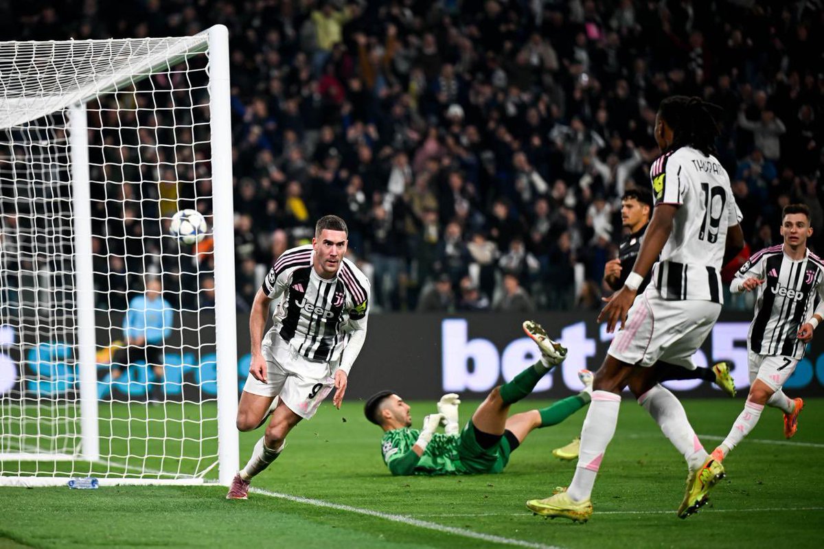 الشوط الأول بين #يوفنتوس و #سبورتينج_لشبونة ينتهي بالتعادل 1-1، ودوشان #فلاهوفيتش يواصل كتابة اسمه في تاريخ "اليوفي"، حيث كان هدفه الليلة هو التاسع له في أول 20 مباراة بـ #دوري_أبطال_أوروبا، وخلال آخر 20 عاماً لم يتفوّق عليه بقميص "البيانكونيري" سوى #كريستيانو_رونالدو (12 هدفاً)