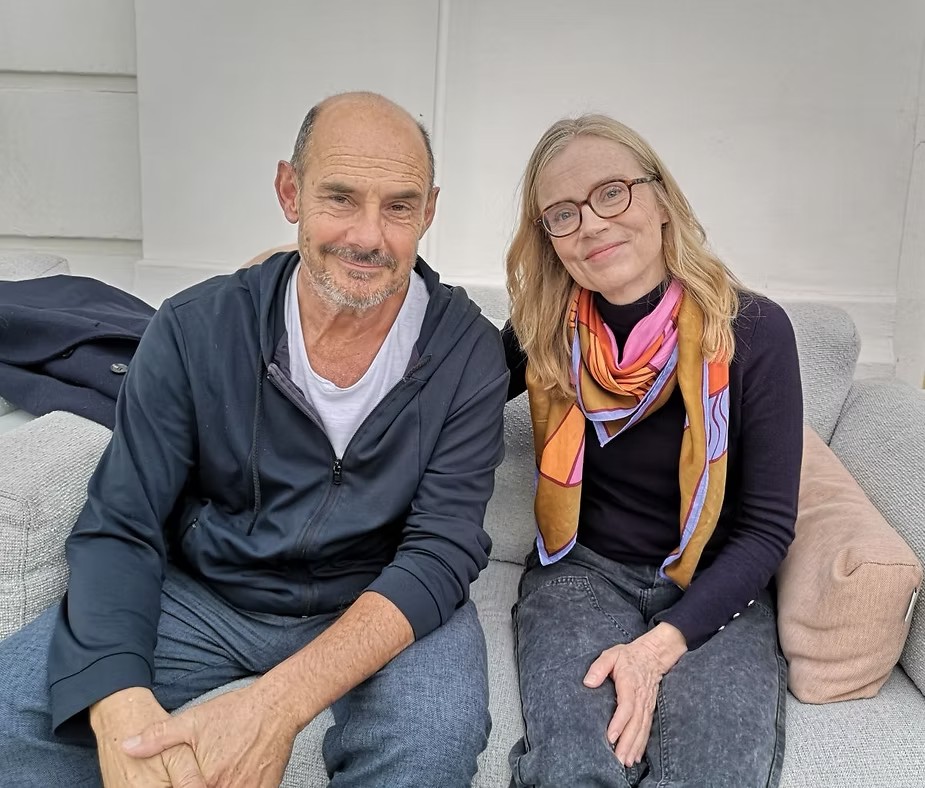 culturenetinfo's tweet photo. [Cinéma] Les rêveurs : rencontre avec Isabelle Carré et Bernard Campan
En 2018, lorsque Les rêveurs, le premier roman d'Isabelle Carré a été publié, on ne s'attendait pas à ce qu'elle raconte la souffrance qu'elle avait vécue pendant son adolescence, et qui l'avait contrainte à être internée dans un hôpital psychiatrique pendant plusieurs semaines. Cette histoire est maintenant un film (au cinéma le 12 novembre) et les images vont en quelque sorte prendre le relais des mots. C'est Isabelle Carré elle-même qui a réalisé le film adapté de son roman.Elle le voit comme « un outil pour faire bouger les choses et redonner de l'espoir aux adolescents ». C'est ce qu'elle nous a dit lors du festival #Cinéroman de Nice où le film était présenté en avant-première. Accompagnée de Bernard Campan, à qui elle a confié le rôle d'un médecin dans son film. 
https://t.co/0yyo9rLxUS
Habitué à les voir former des duos au cinéma comme au théâtre. Ils sont en ce moment à l'affiche de la pièce "Un pas de côté" qui connaît un beau succès à Paris, après ses débuts au théâtre Anthéa d'Antibes. Entre deux représentations, nous les avons rencontrés à l'hôtel Négresco.
@theatreanthea @NegrescoHotel 
@CampanFan #lesreveurs #isabellecarre
#cinema