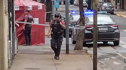 Un efectivo retirado de la Policía Federal se enfrentó a tiros contra dos motochorros que quisieron robarle en el barrio porteño de Núñez, en un violento intento de salidera bancaria. Uno de los delincuentes murió y el otro logró escapar.