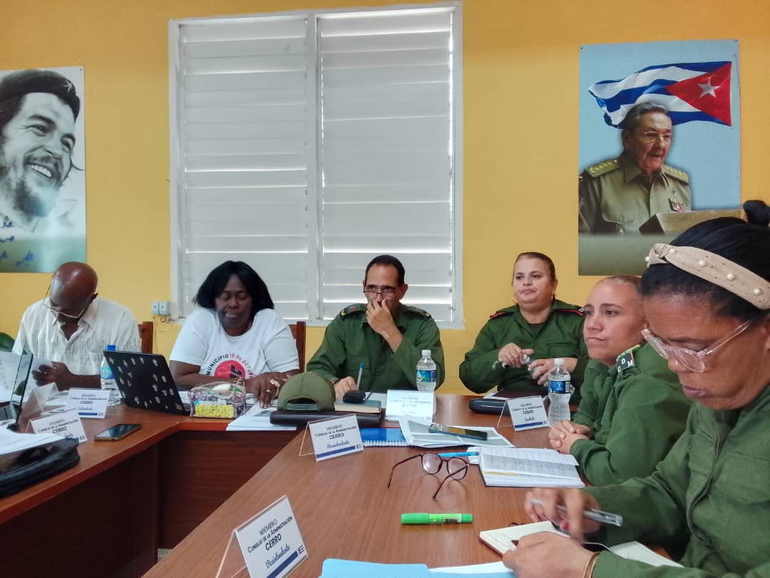 Con la participación de las autoridades del PCC y el Gobierno de la capital realizamos la reunión del Consejo de la Administración del #Cerro para sistematizar las acciones para transformar los problemas .