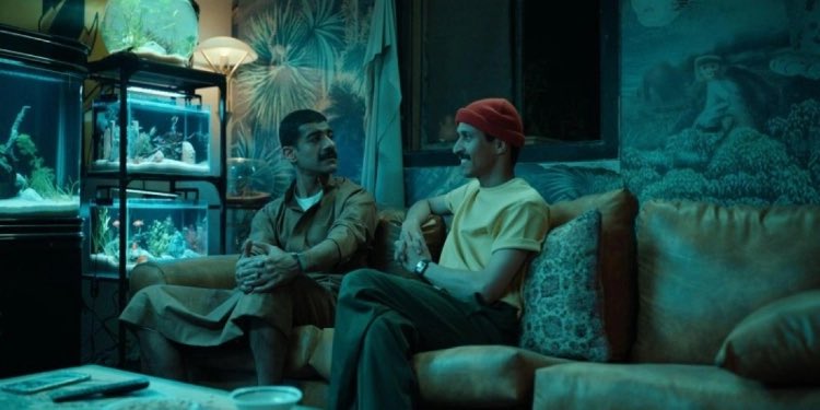 فيلم #رهين السعودي يجمع بين الكوميديا السوداء والسخرية في قالب ممتع، وينطلق عرضه على منصة #Netflix يوم 11 ديسمبر. يشارك في بطولته محمد الدوخي، يزيد المجيول، عبدالعزيز السكيرين، عبدالله الدريس، رنا رئيس، وأبرار فيصل.