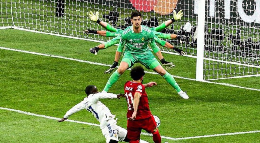 FootyHumour's tweet image. Courtois when he faces Liverpool