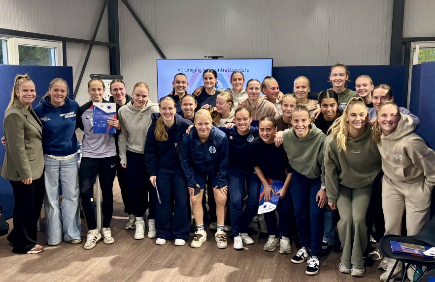 spelersvakbond's tweet image. Spelersgroepbezoek De Graafschap!
⚽️💫📚 

Kika: “Mooi om deze energieke groep meiden te spreken en hun enthousiasme te zien! Ze staan nog aan het begin van hun carrière, maar het is van belang om de speelsters nu al op hun rechten te wijzen…”