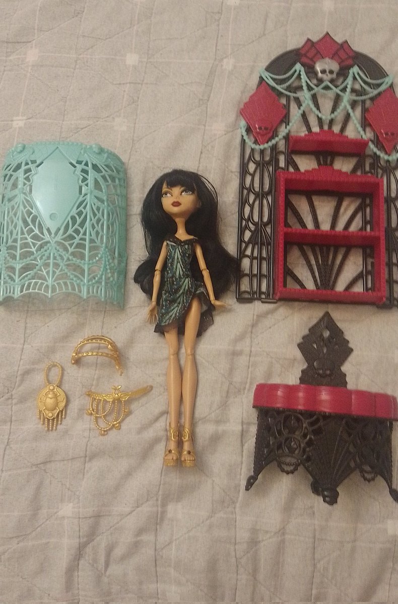 dubulacha's tweet photo. gente tô vendendo essas bbs, não estão completas mas estão bem cuidadas🙃

venda/vendo/Monster high/ boneca/ Draculaura, Cleo https://t.co/wwWQfTHAIt