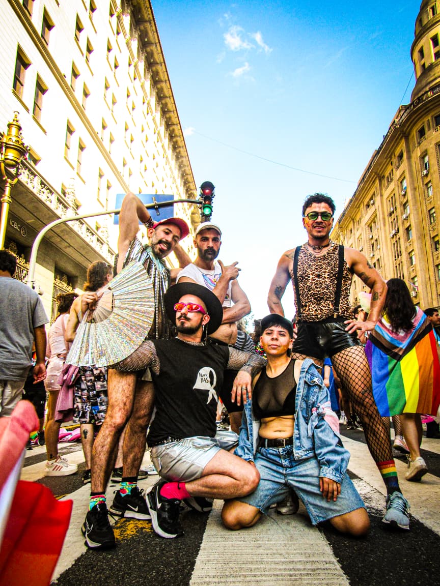 SudorMarika's tweet photo. 🌈Una vez más las calles se desbordaron de diversidad y disidencia. Orgullo antifascista y antirracista, un orgullo que no se agota en lo que somos sino en lo que estamos dispuestxs a hacer para que el fascismo no avance🔥💥 https://t.co/FKeiZKpmd6