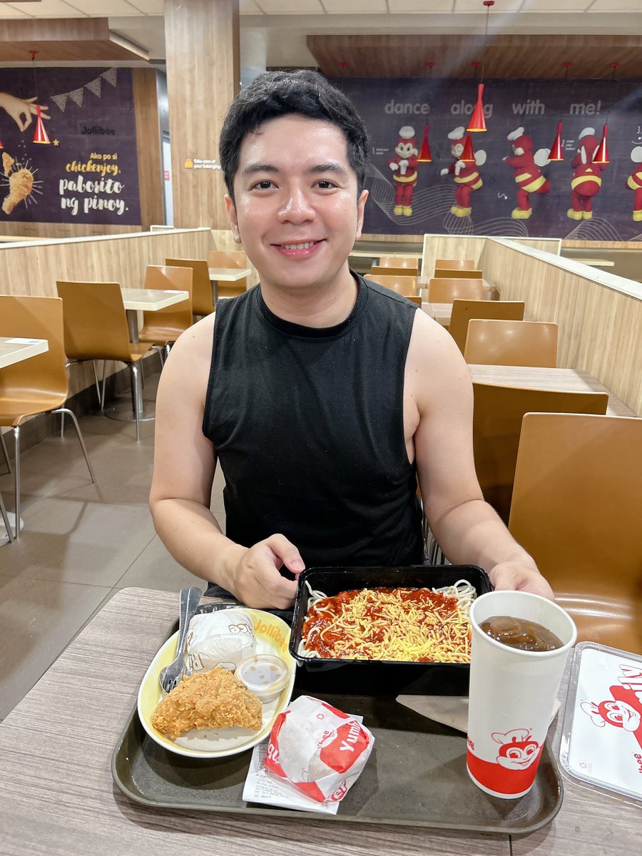 tepskiiii's tweet photo. Nagcrave po tayo bigla sa Jollibee dhil may nakita tyo sa tiktok at nainggit, sira na naman ang diet 🤦🏻 https://t.co/edeX25LR1p