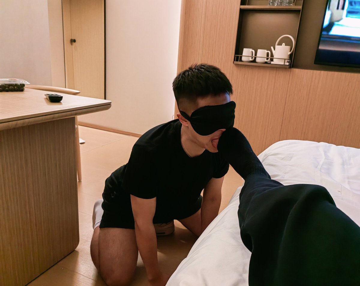 外人眼里的肌肉男神，背地里却是痴迷男人雄臭的傻逼，嗦着爹工作一天的鞋黑袜还有原味臭jb，爽到忍不住翻白眼，被爹的鞋鞋跟一觉踩爆废屌，被爹玩成一条恶堕淫蛆母猪傻逼，之只会在爹脚底下蠕动发情，分泌粘液给爹清理鞋底，爹爽了之后就把傻踩在脚底板变成一条无脑崩溃的烂蛆