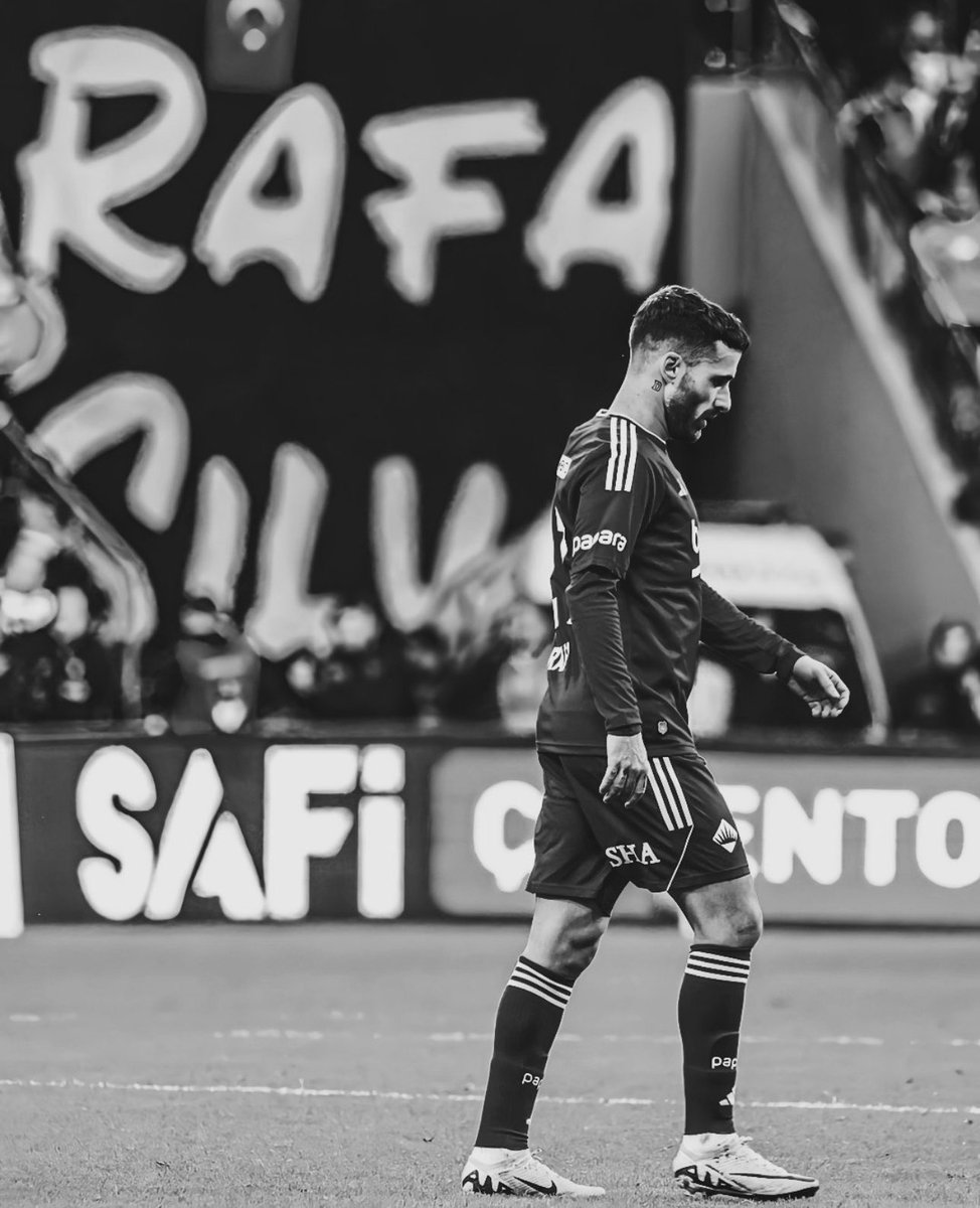 #Rafasilvakırmızıçizgimiz Yerine Messi’yi dahi istemiyoruz Ömürlük sözleşme verin🦅🦅