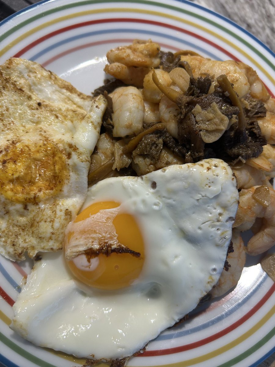Fit4_TheKingdom's tweet image. Este fue el almuerzo de hoy: langostinos y angulas de campo al ajillo con dos huevos de @PazodeVilane
