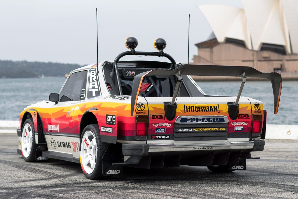 lerdvauto's tweet photo. 🚨🚨🚨 La franchise Gymkhana est de retour avec @TravisPastrana et un tout nouveau bolide : une Subaru BRAT de 1978, aka la Brataroo 9500 Turbo ! 🥵🚀

• Moteur Boxer (Flat 4) 2.0L Turbo de 670 chevaux et 922 Nm de couple, pouvant atteindre plus de 9 500 tr/min
• Équipée d’une boîte de vitesses séquentielle SADEV à 6 rapports et d’une transmission intégrale (logique)

👉🏻 Ce nouvel opus, tourné en Australie, s’annonce plus que passionnant. Pour le découvrir, rendez-vous début décembre sur la chaîne YouTube @TheHoonigans.

#SubaruBRAT #Gymkhana