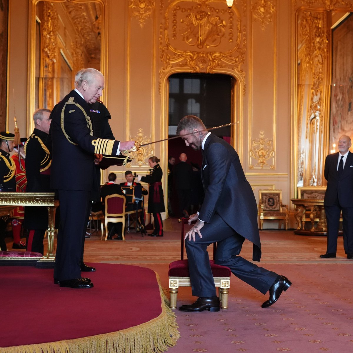 ScopezaNews's tweet photo. Sir David Beckham knighted by The King at Windsor Castle for services to sport &amp; charity. From free-kicks to philanthropy—well earned! 🇬🇧⚽ #SirDavidBeckham

https://t.co/E82UAlTGgV https://t.co/FTcyyHDlIc
