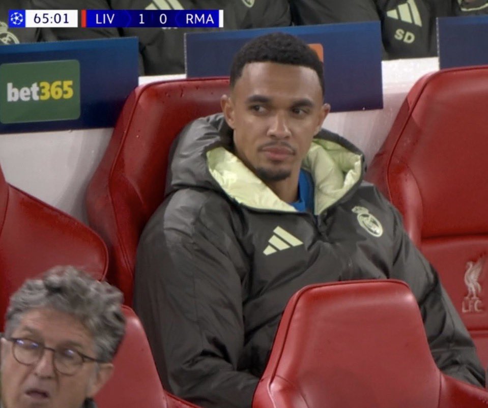 LFCVine's tweet image. Bench boy.