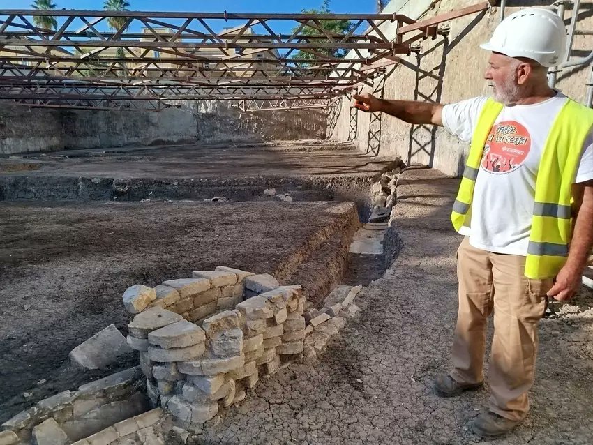 HuellasSevilla's tweet photo. Hallado en Sevilla un complejo sistema de canales navegables romanos. En una zona previamente desecada, crearon canales artificiales navegables que se conectaban con el puerto. El canal principal era de casi 5m de ancho y un calado que pudo alcanzar los 3m https://t.co/YcTlh8xaSH https://t.co/cO5ZNBUTZ8