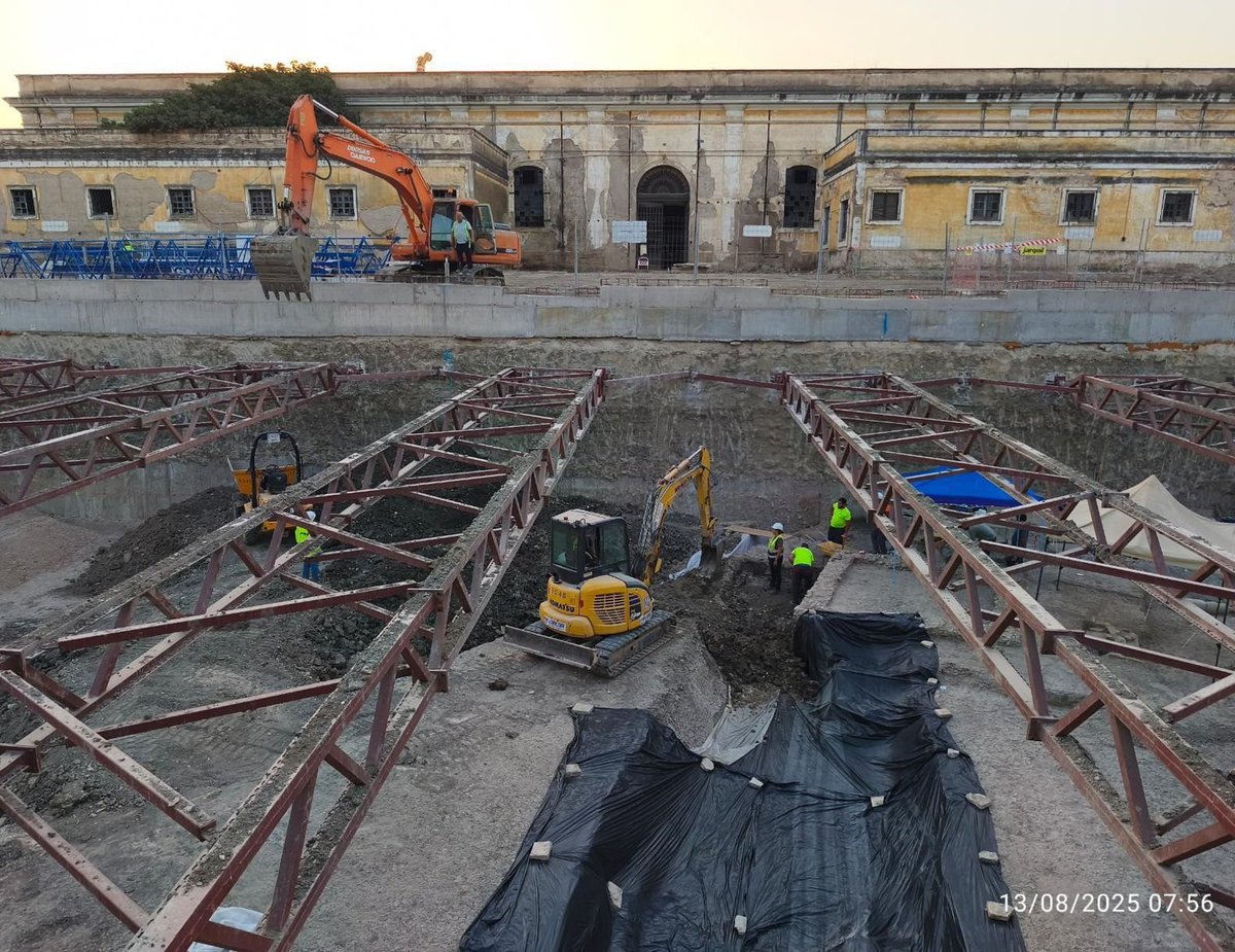 HuellasSevilla's tweet photo. Hallado en Sevilla un complejo sistema de canales navegables romanos. En una zona previamente desecada, crearon canales artificiales navegables que se conectaban con el puerto. El canal principal era de casi 5m de ancho y un calado que pudo alcanzar los 3m https://t.co/YcTlh8xaSH https://t.co/cO5ZNBUTZ8