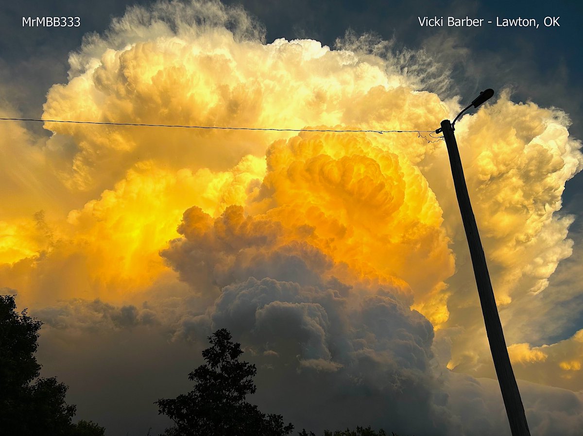 MrMBB333's tweet photo. A massive cumulonimbus cloud over Lawton, OK — illuminated from the inside by the setting sun.
It looks like the sky erupted in gold.
#MrMBB333 #EarthWatchman #sky #phenomenon https://t.co/jIfl2bXNzg
