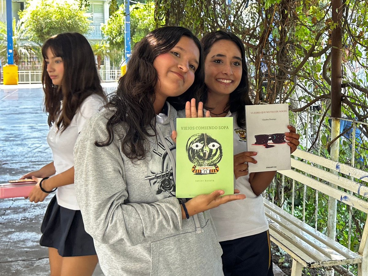 uas_editorial's tweet photo. La Preparatoria Emiliano Zapata recibió el programa Libros Libres, que pretende acercar la lectura a los estudiantes. 
Desde Editorial UAS buscamos que los libros encuentren a sus lectores en espacios al aire libre. #uas #culiacan #libros #mexico #libroslibres #editorialua https://t.co/IdetZ9s1Df