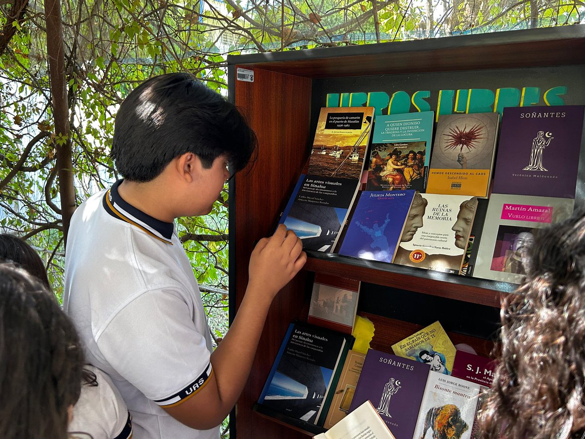uas_editorial's tweet photo. La Preparatoria Emiliano Zapata recibió el programa Libros Libres, que pretende acercar la lectura a los estudiantes. 
Desde Editorial UAS buscamos que los libros encuentren a sus lectores en espacios al aire libre. #uas #culiacan #libros #mexico #libroslibres #editorialua https://t.co/IdetZ9s1Df