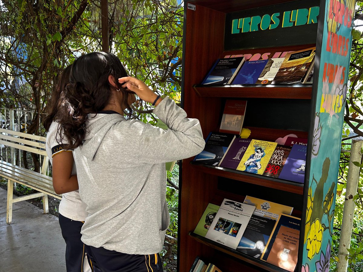 uas_editorial's tweet photo. La Preparatoria Emiliano Zapata recibió el programa Libros Libres, que pretende acercar la lectura a los estudiantes. 
Desde Editorial UAS buscamos que los libros encuentren a sus lectores en espacios al aire libre. #uas #culiacan #libros #mexico #libroslibres #editorialua https://t.co/IdetZ9s1Df