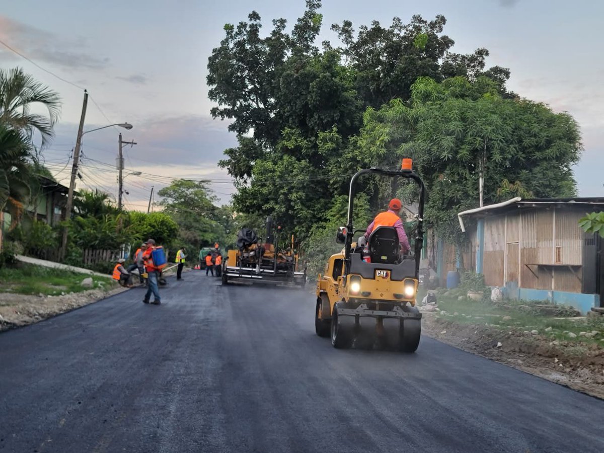 warren_ochoa's tweet photo. En la colonia Providencia, sector Chamelecón, amanecimos trabajando.
El programa de pavimentación del @FHIS_HN continúa cambiando la realidad de comunidades que por años estuvieron olvidadas y que hoy empiezan a respirar dignidad y esperanza.
Seguimos.  🇭🇳 #AdelanteConLaRefundacion